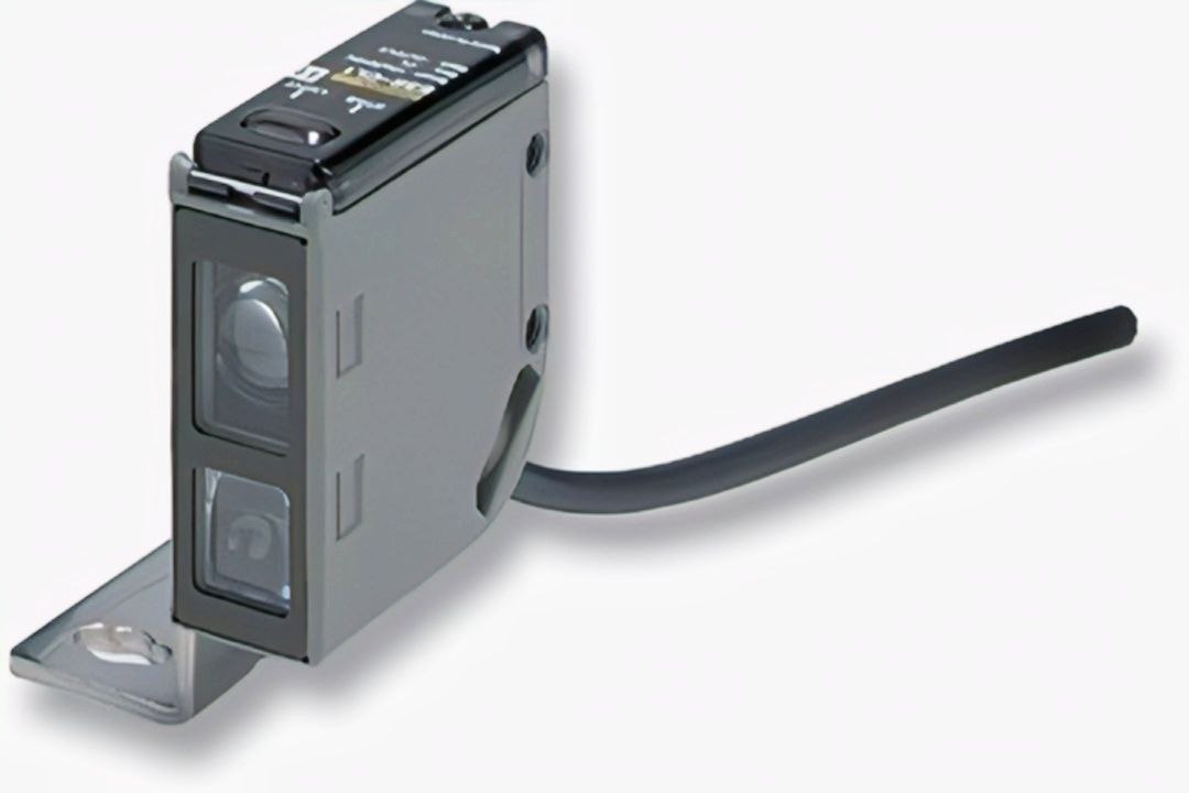 OMRON Distance Setting Metal Case Photoelectric Sensor [E3S-CL]